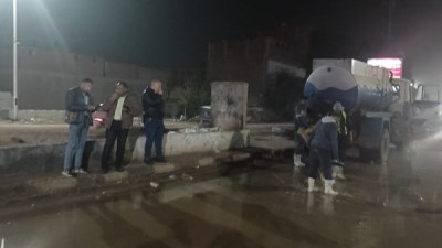 جهود عمال شركة مياه الشرب لإنقاذ شوارع ديروط