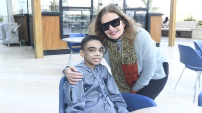 يسرا في مستشفى الناس الخيري