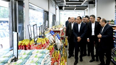 جانب من الجولة التفقدية لأحد فروع منافذ المجمعات الاستهلاكية المطورة "كاري أون