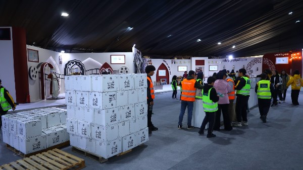 صناع الخير تستقبل وفدا من معلمي وطلاب مدرسة نيوكاسل الدولية للمشاركة في تعبئة كراتين رمضان ضمن مبادرة «المنفذ»