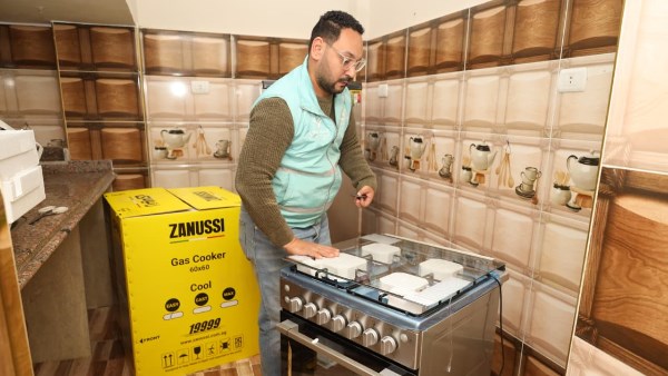 صناع الخير تسلم أجهزة كهربائية للأسر الأولى بالرعاية