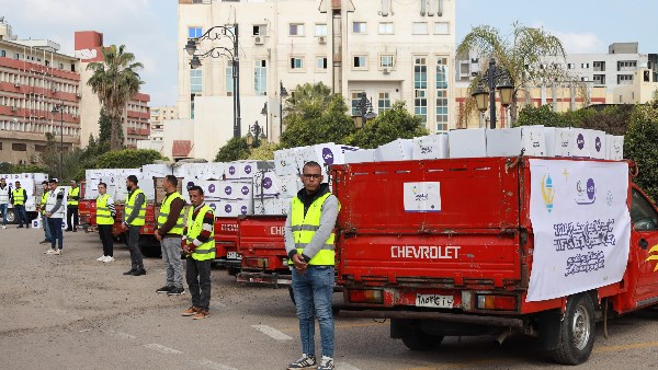 صناع الخير تنظم اصطفافا لآلاف الكراتين الغذائية