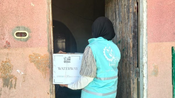 صناع الخير توزع كراتين المواد الغذائية ووجبات الإفطار على الأسر الأولى بالرعاية 