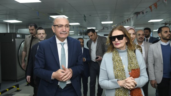 سفير تركيا بالقاهرة يزور مستشفى الناس برفقة يسرا 