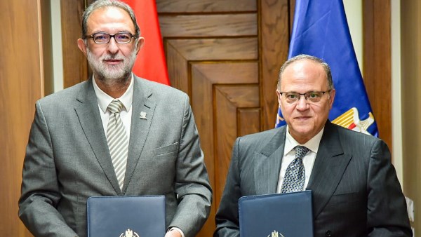 جانب من التوقيع 