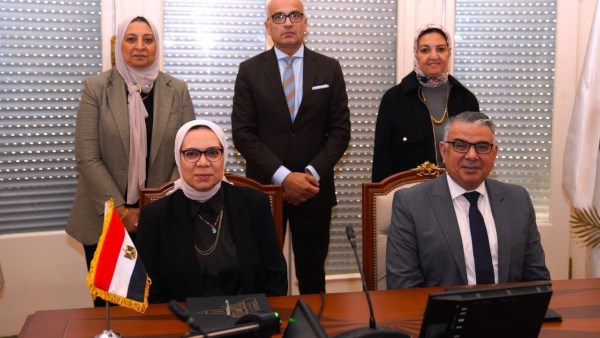 جانب من التوقيع