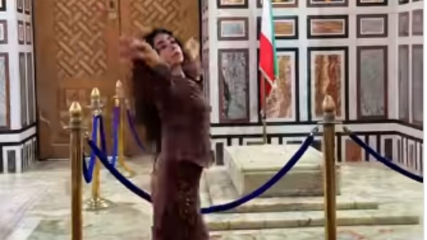  رقص فتاة داخل قبر شاه إيران بمسجد الرفاعي