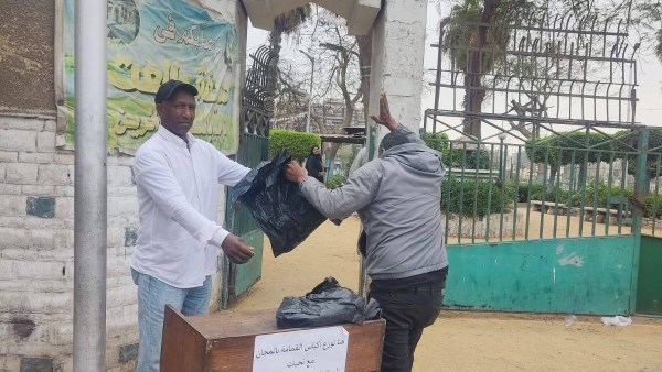  توزيع أكياس قمامة بلاستيكية 