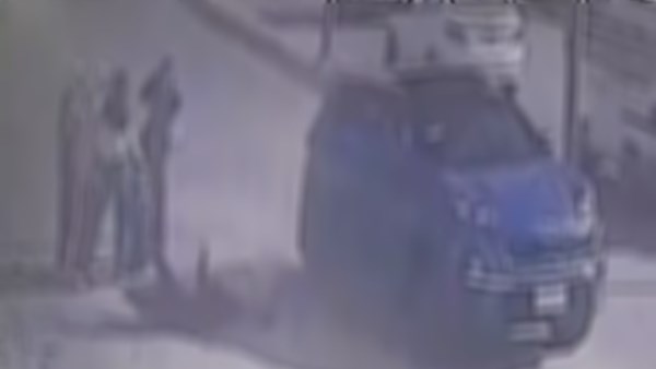  قائد سيارة يصطدم بوالدة إحدى المواطنات