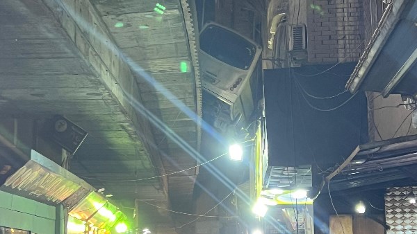 سقوط أتوبيس على جانب الطريق الدائري