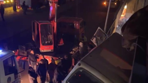 أوناش لسحب أتوبيس منقلب ببشتيل