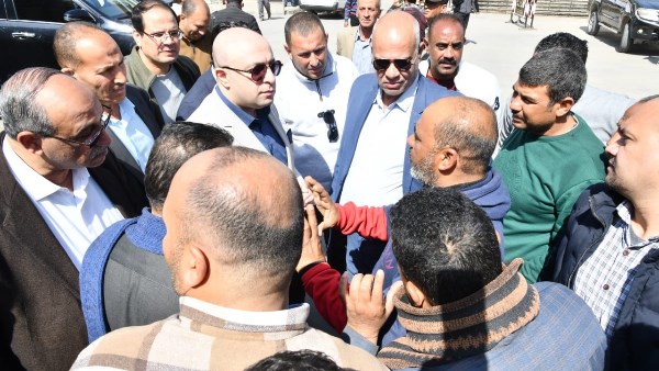 محافظ الفيوم يتفقد مواقف الأجرة لمتابعة الالتزام بالتعريفة الجديدة