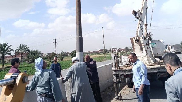 ميل 3 أعمدة إنارة بطريق سنورس