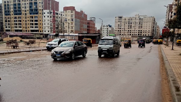 سقوط الأمطار في البحيرة 