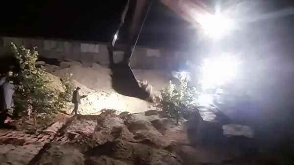 انهيار حفر صرف في البحيرة 