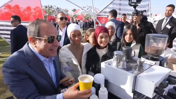 الرئيس السيسي يمازح أحد أبطال ذوي الهمم 