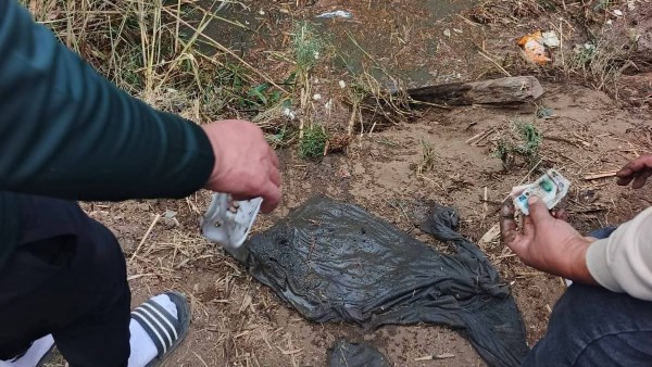 “العيدية” آخر ما تبقي في موقع حادث ضحايا عربة الكارو بدمياط