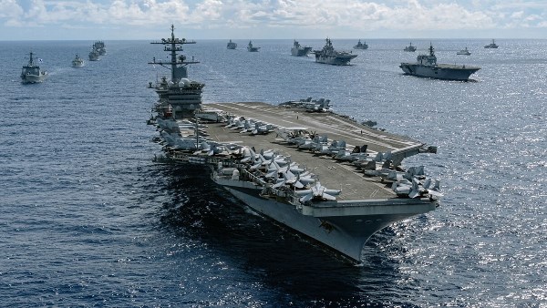 الحرس الثوري الإيراني يعلن استهداف حاملة الطائرات الأمريكية لينكولن 