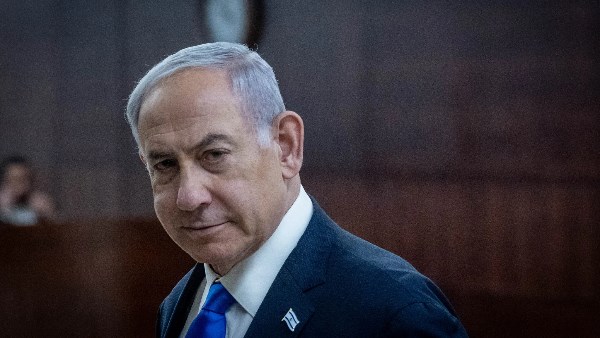 بنيامين نتنياهو يتفقد موقع سقوط الصواريخ الإيرانية بالقدس المحتلة