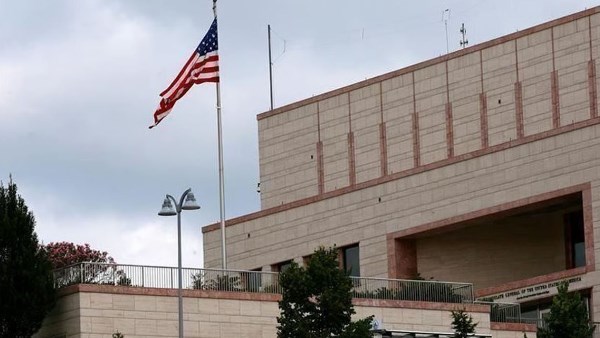 السفارة الأمريكية بالأردن تعلن مغادرة حميع موظفيها عقب التهديدات الأمنية