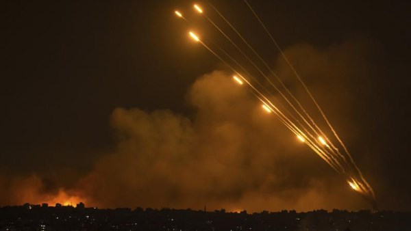 وسائل إعلام عبرية: من المرجح أنه تم استخدام صاروخ انشطاري في الهجوم الإيراني