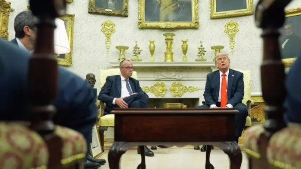 ترامب خلال لقائه بالمستشار الألماني: لدينا الجيش الأقوى ودمرنا كل شيء بإيران 