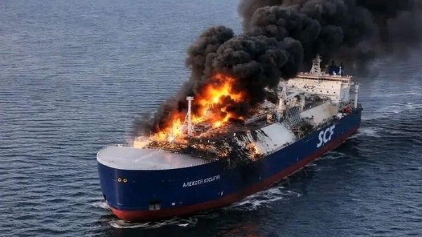 وزارة البترول تنفي صلة مصر بناقلة الغاز المتضررة قبالة السواحل الليبية