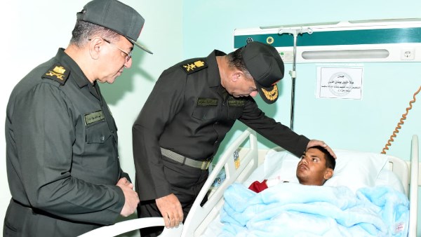  الفريق أشرف سالم زاهر وزير الدفاع يزور عدد من المصابين بمجمع الجلاء الطبى للقوات المسلحة