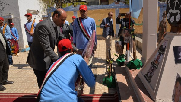 محافظ أسيوط يضع إكليلًا من الزهور على النصب التذكاري