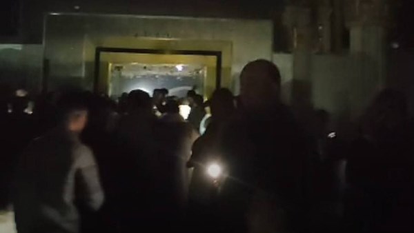 إغلاق نور القاعة على العرسان والمعازيم