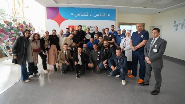 المهندس أيمن عباس مع العاملين بمستشفى الناس