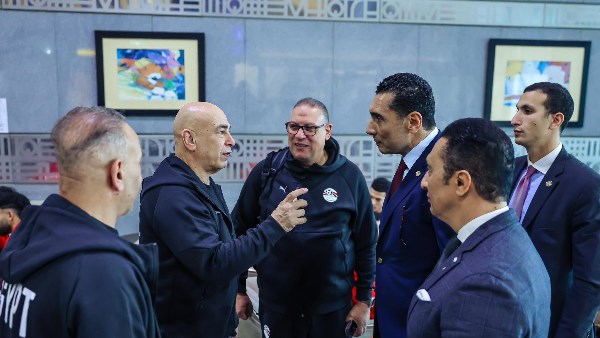 وزير الشباب مع بعثة المنتخب الوطني 