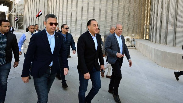 رئيس الوزراء يتفقد صومعة عتاقة بالسويس