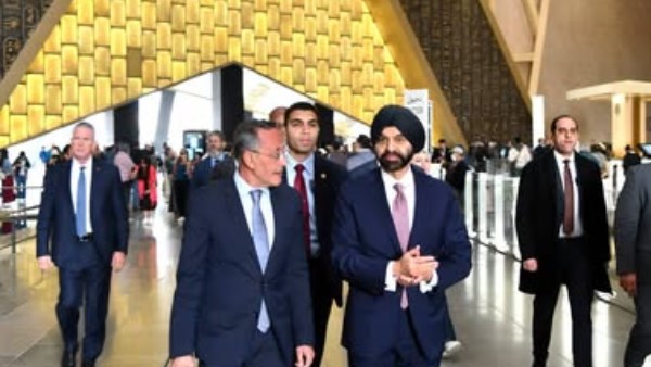 رئيس مجموعة البنك الدولي وحرمه يزوران المتحف المصرى الكبير