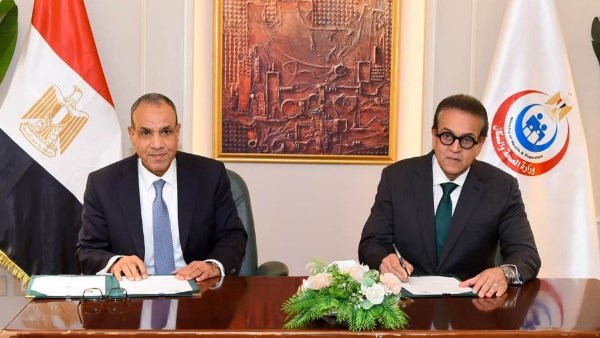وزيرا الخارجية والصحة يوقعان بروتوكول  “علاجك في مصر”