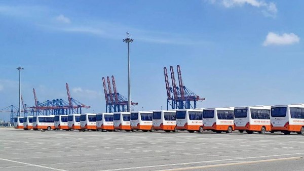 ميناء شرق بورسعيد يشحن 100 حافلة مصرية الصنع على متن السفينة SUNSHINE ACE