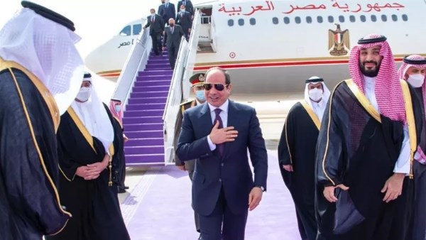 الرئيس السيسي يصل السعودية لتعزيز الشراكة الإقليمية