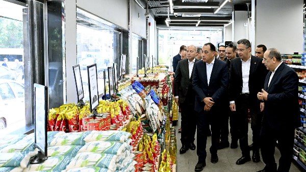 جانب من الجولة التفقدية لأحد فروع منافذ المجمعات الاستهلاكية المطورة "كاري أون