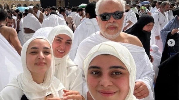 روجينا وزوجها وأولادها أثناء مناسك العمرة 