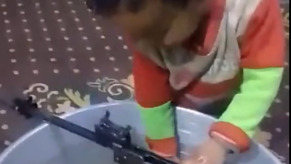 ضبط عامل بأسيوط بعد تصوير نجله الصغير بتنظيف أسلحة نارية