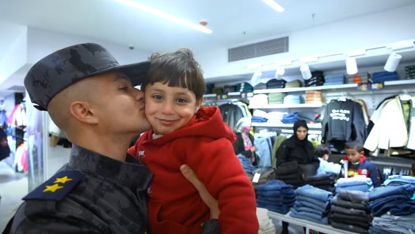 "تحت رعاية الرئيس: وزارة الداخلية تحتفل بعيد الفطر مع أطفال دور الرعاية" 