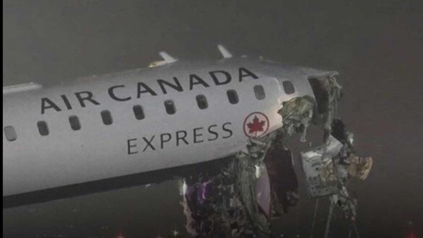 4 - مصرع شخصين وإصابة 60 فى تصادم طائرة كندية وسيارة بمطار لاجوارديا بنيويورك 