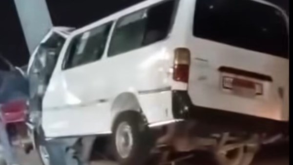 حادث تصادم ميكروباص بعمود إنارة يؤدي إلى إصابة 14 شخصًا بينهم 5 أطفال 