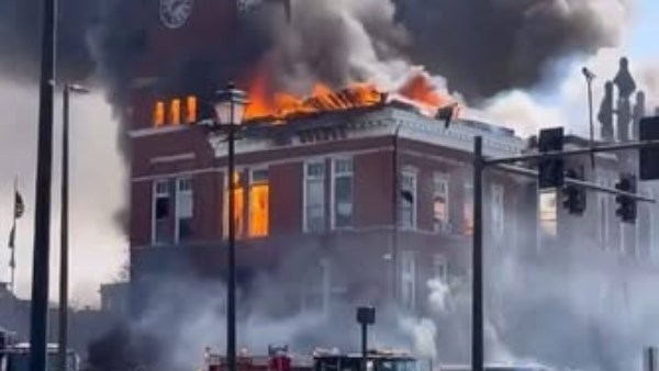 بعد حريق هائل.. مخاوف من انهيار كامل لمبنى المحكمة التاريخي في جورجيا