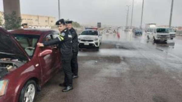 الداخلية تواجه موجة الطقس السيئ بانتشار مكثف ومساعدات فورية للمواطنين في الشوارع