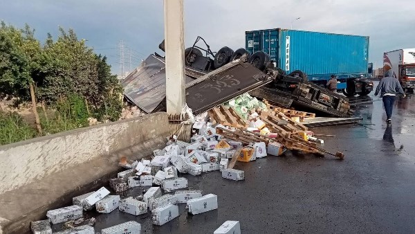  إصابة شخصين في تصادم سيارتين نقل بسبب الأمطار بـ6 أكتوبر