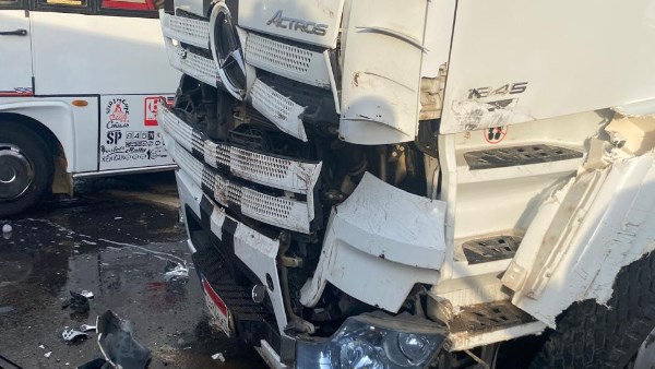 إصابة 9 عمال في تصادم مروع بين أتوبيس وعربة نقل بالشرقية