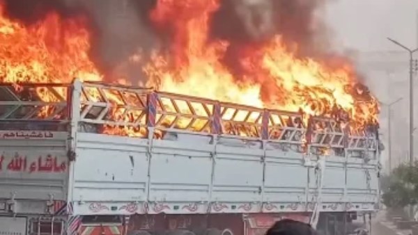 اندلاع حريق في سيارة نقل بضائع بطريق كرداسة والشركة تتعرض لأضرار جزئية