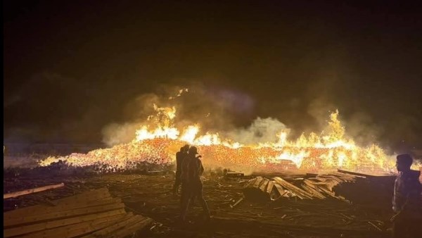  الحماية المدينة تنجح في إخماد حريق اندلع في مصنع اخشاب بكرداسة 