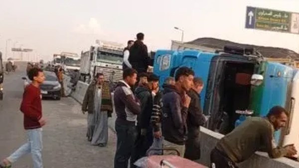  انقلاب سيارة نقل محملة ب 50 طن وقود بالشيخ زايد 